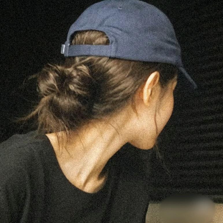 一个不爱说话的高冷女孩