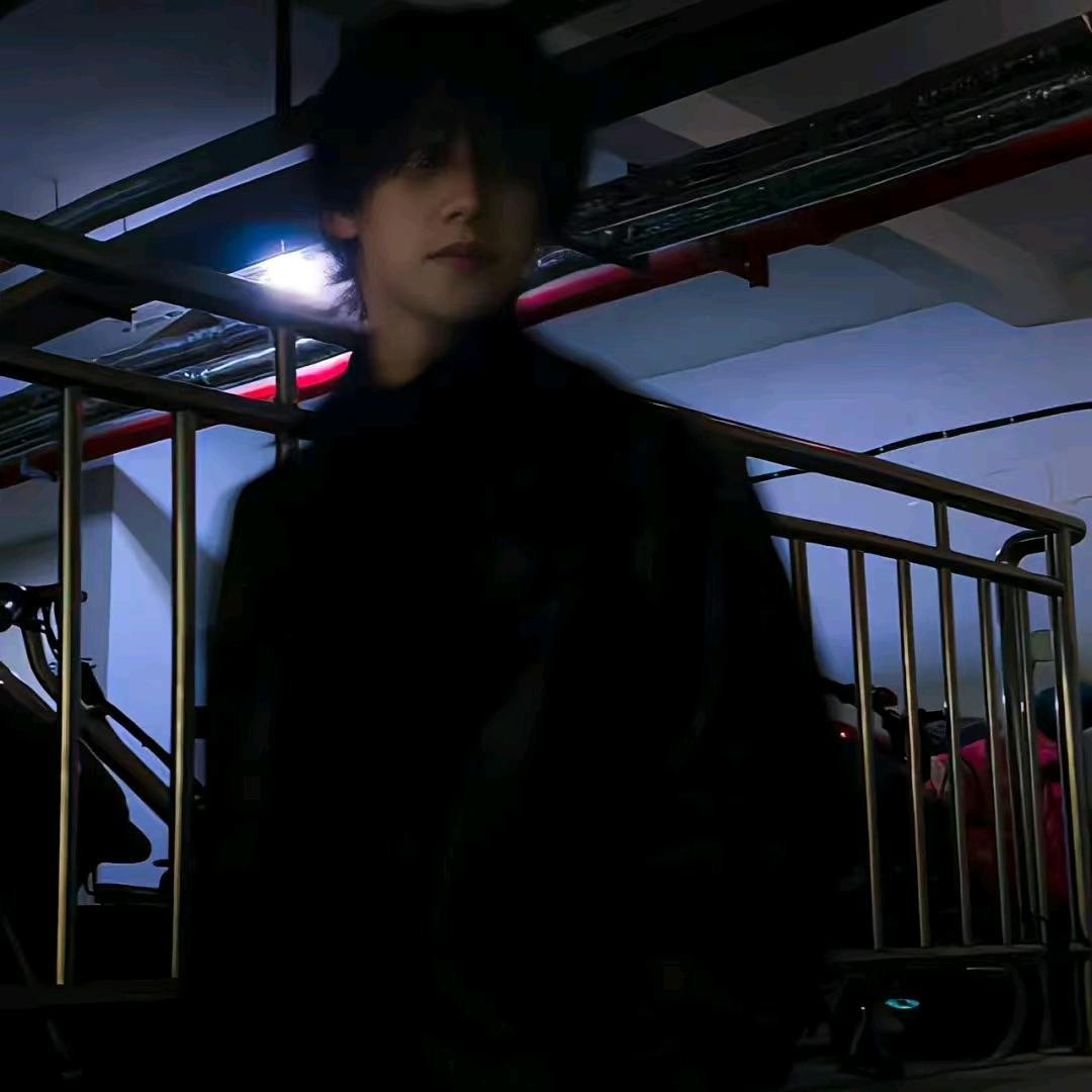 骑着飞驰野马狂飙天庭被贬下神界的第一帅哥