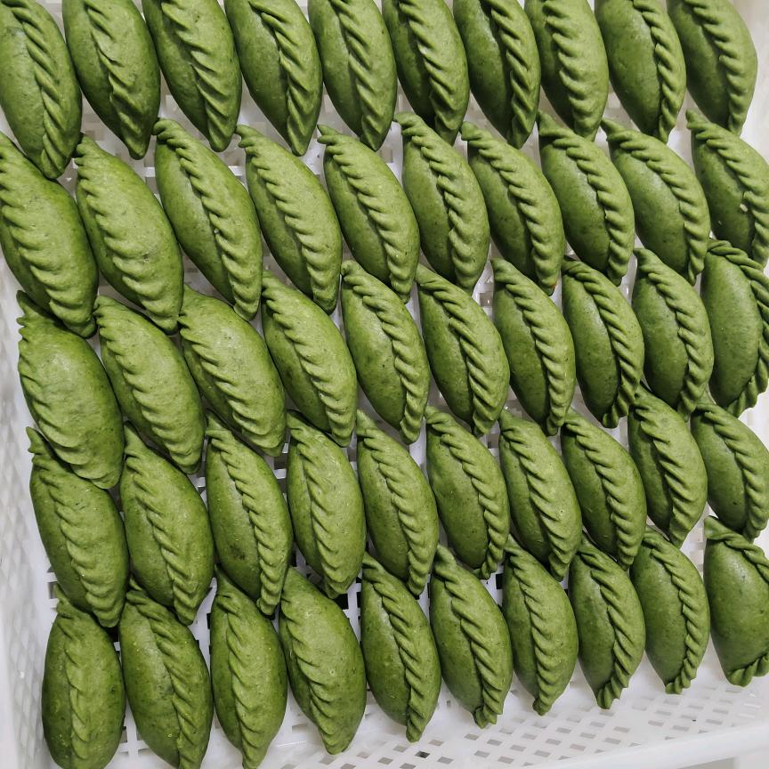 在义乌楼下村做清明果的邓哥