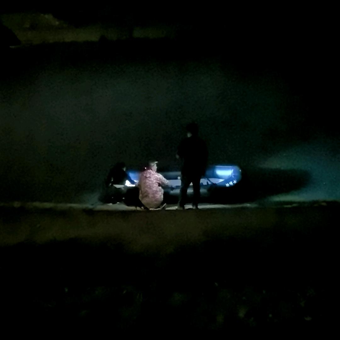 海边看日出。