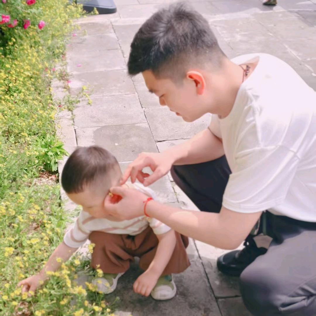 阿东 .
