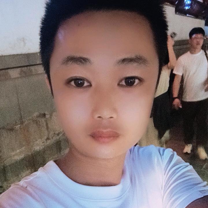 一个孤独的男孩等着你