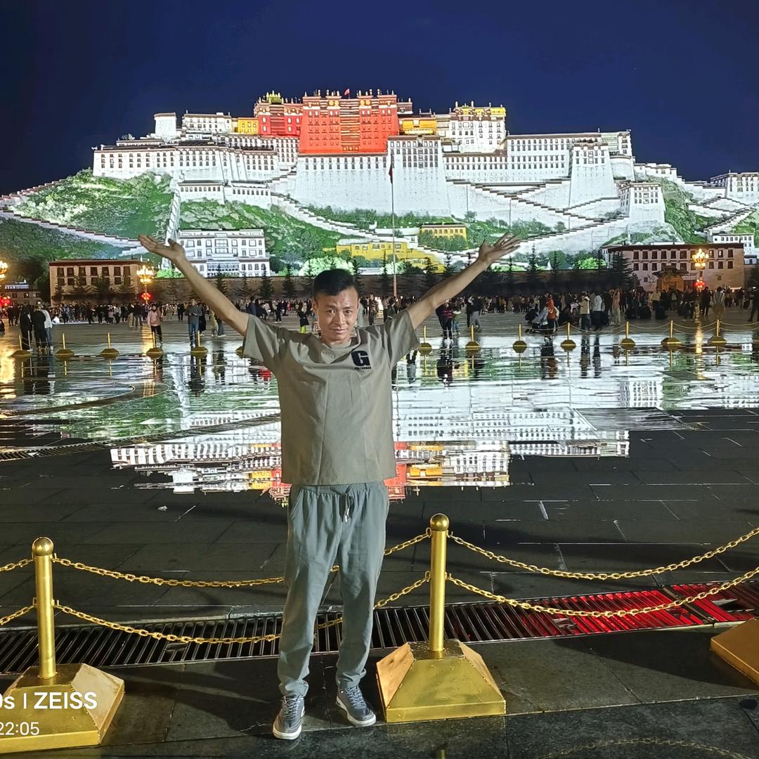 伟伟，幺少。龍