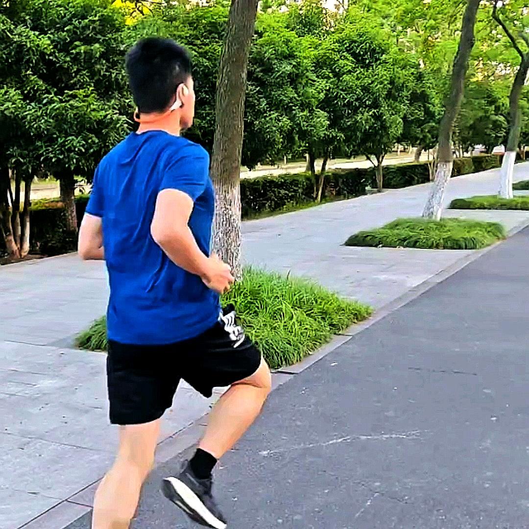 悦跑的山丘