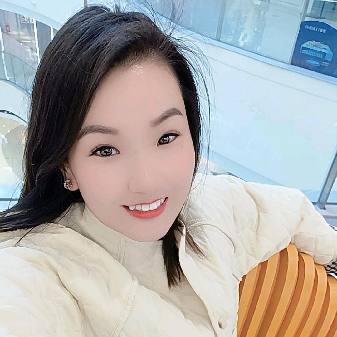 配眼镜的小希果