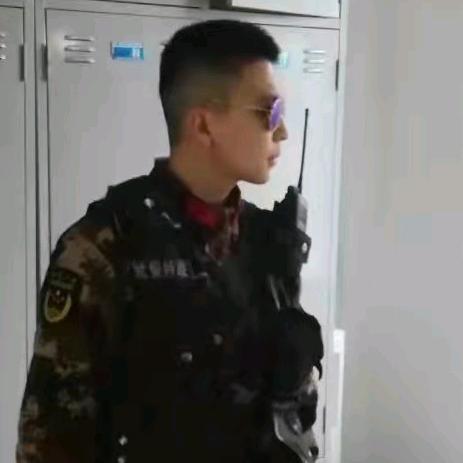 阿寿在深圳做广告招牌