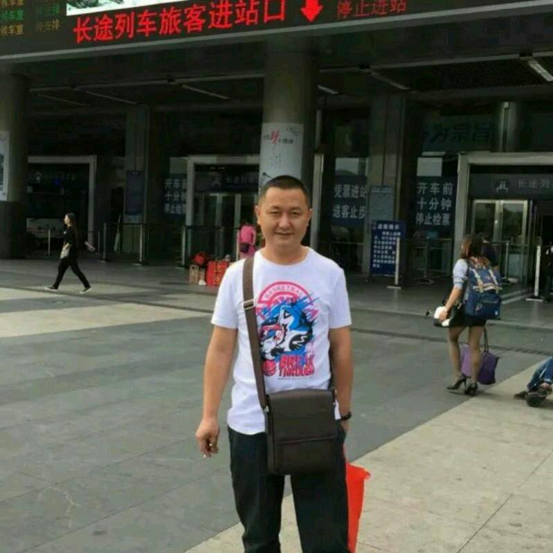 三轮摩托车拉货