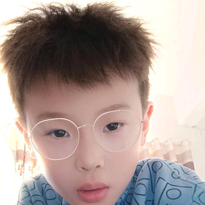 IU笑笑