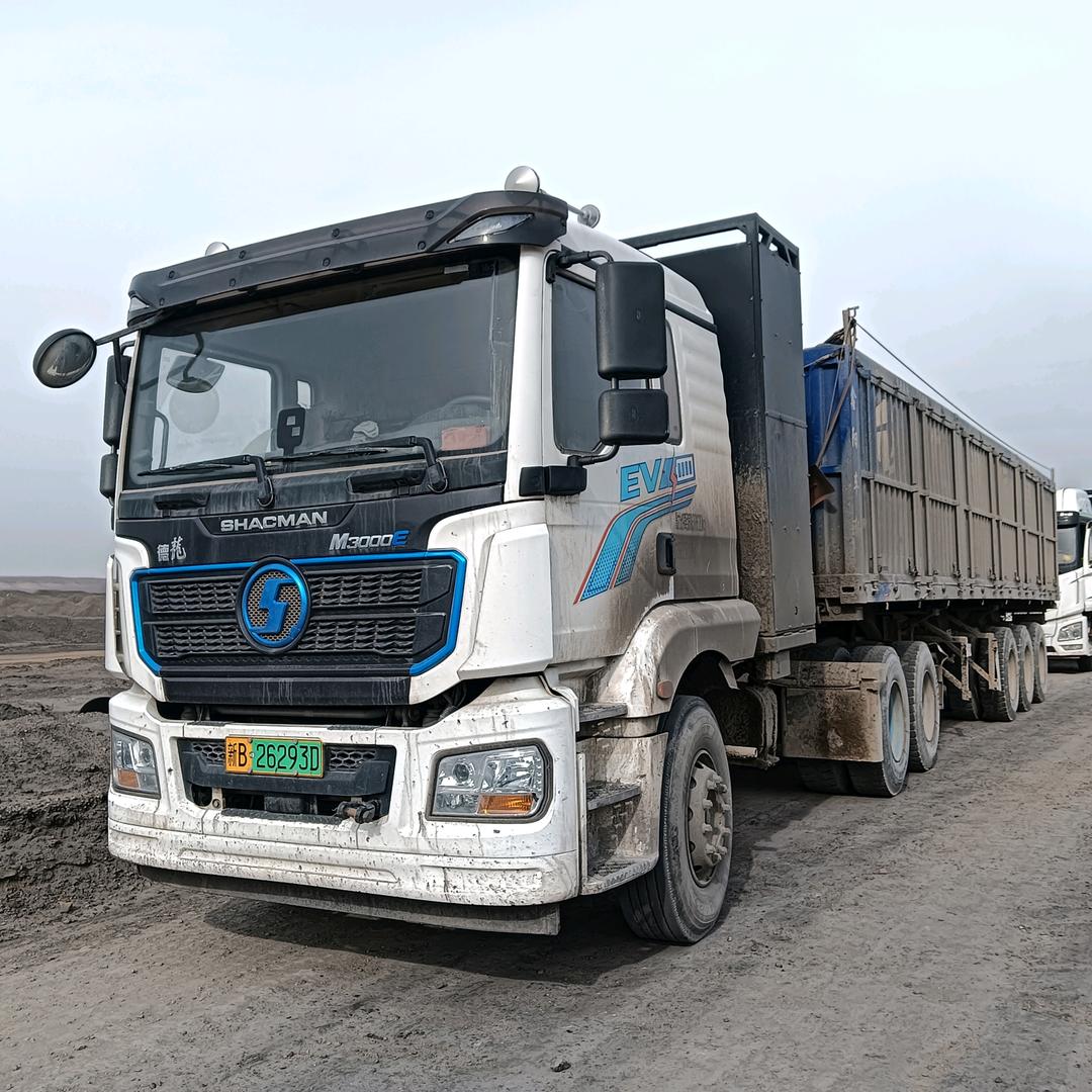 开半挂的小伙。