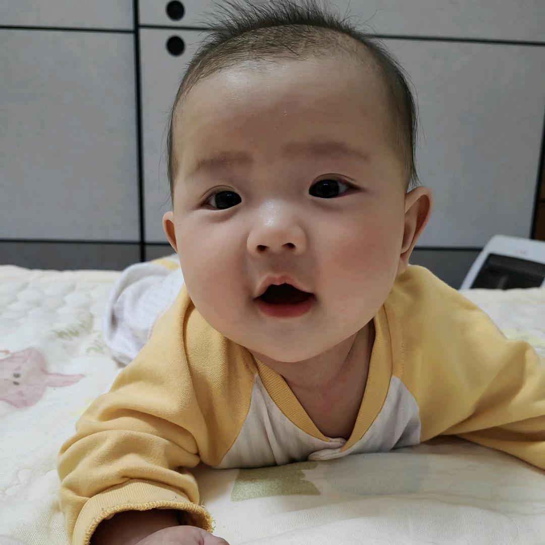 原来是依依小朋友吖