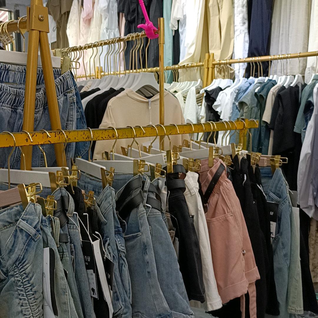 临河店通往时尚女装