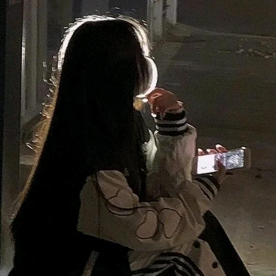 雨下她的背影