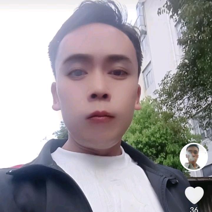 单身孤单的男人晚睡