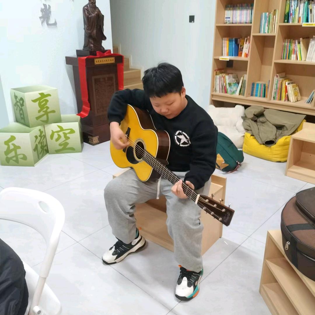 再现彩红
