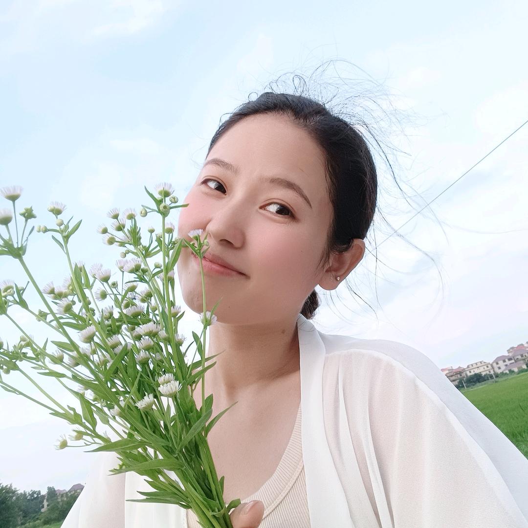 努力活成十八岁的莹莹