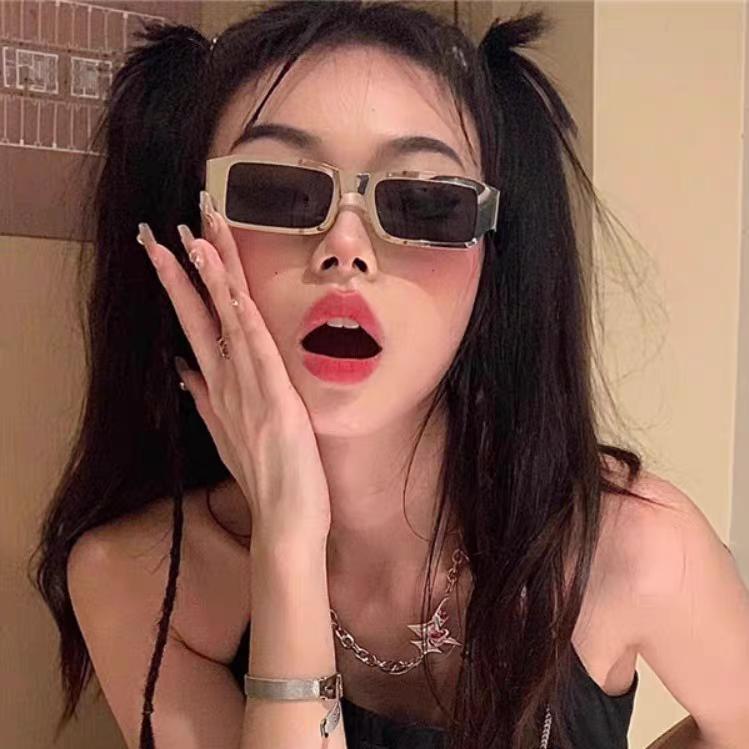 幽径蔷薇