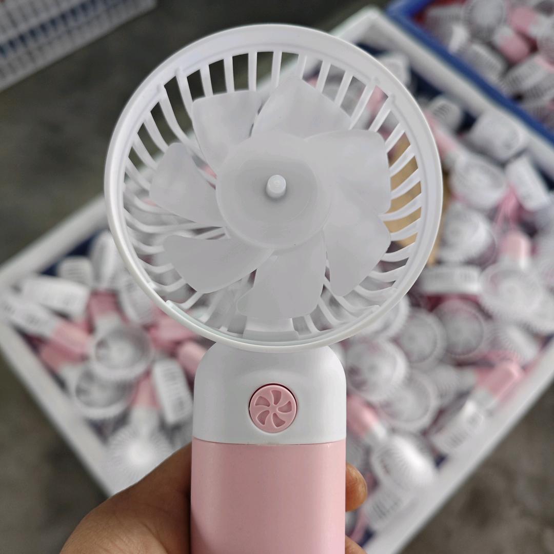 来捣塑料玩具装配（招固定3班）