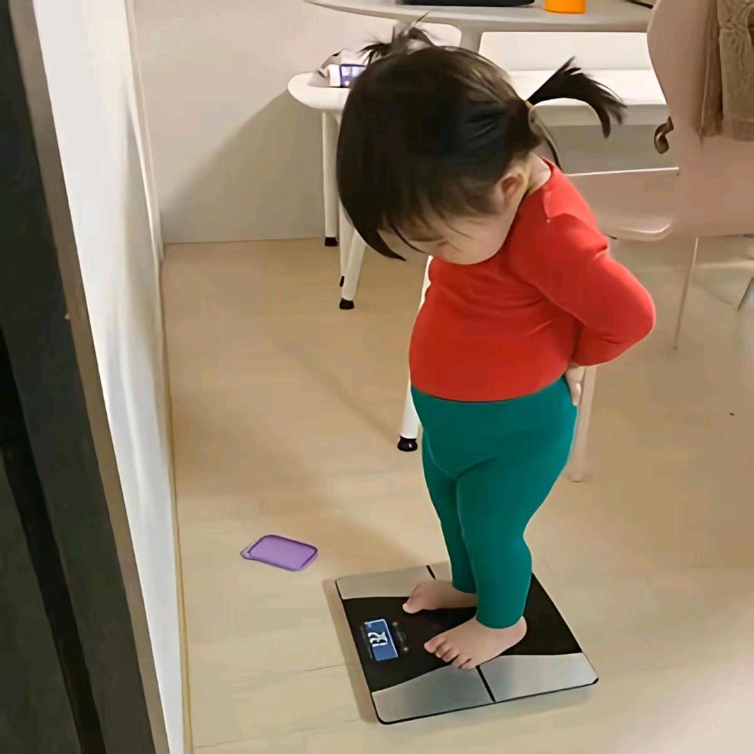 胡图图挖鼻屎弹到牛爷爷耳朵里