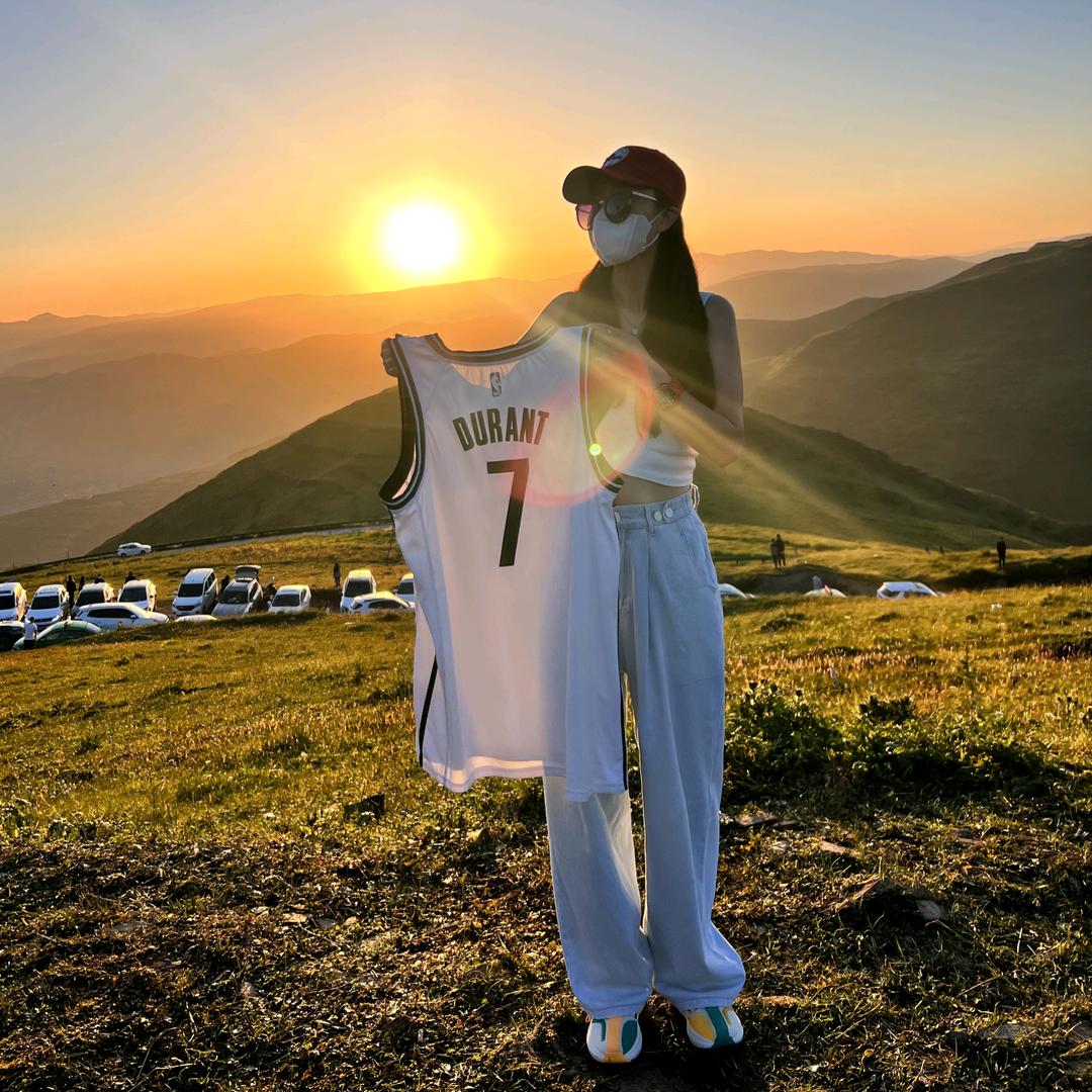 朋朋是个左撇子