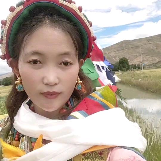 阳光下的姑娘