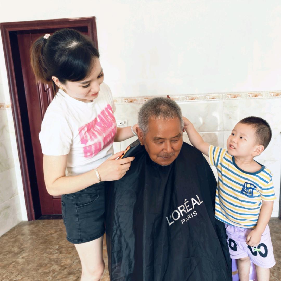 农村剃头师(凤妹)