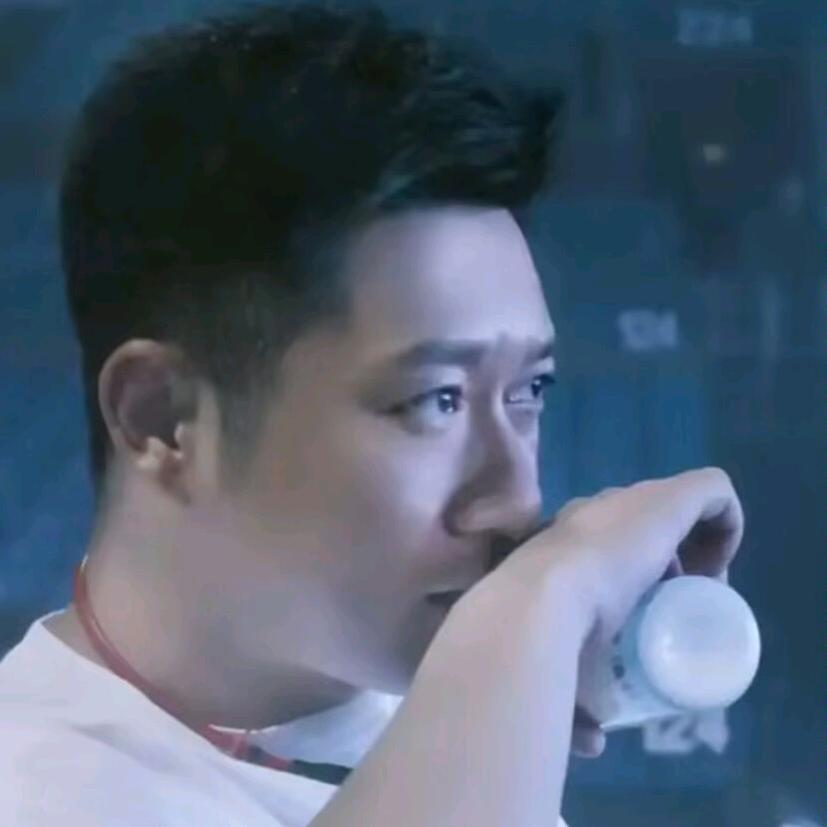 紧握手中枪