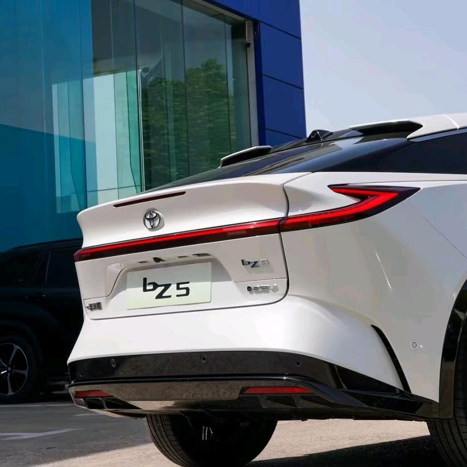 一汽丰田bZ5新余东部4S店