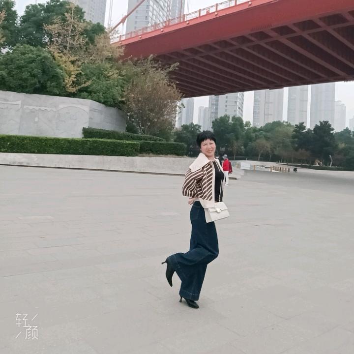 大崔学跳操