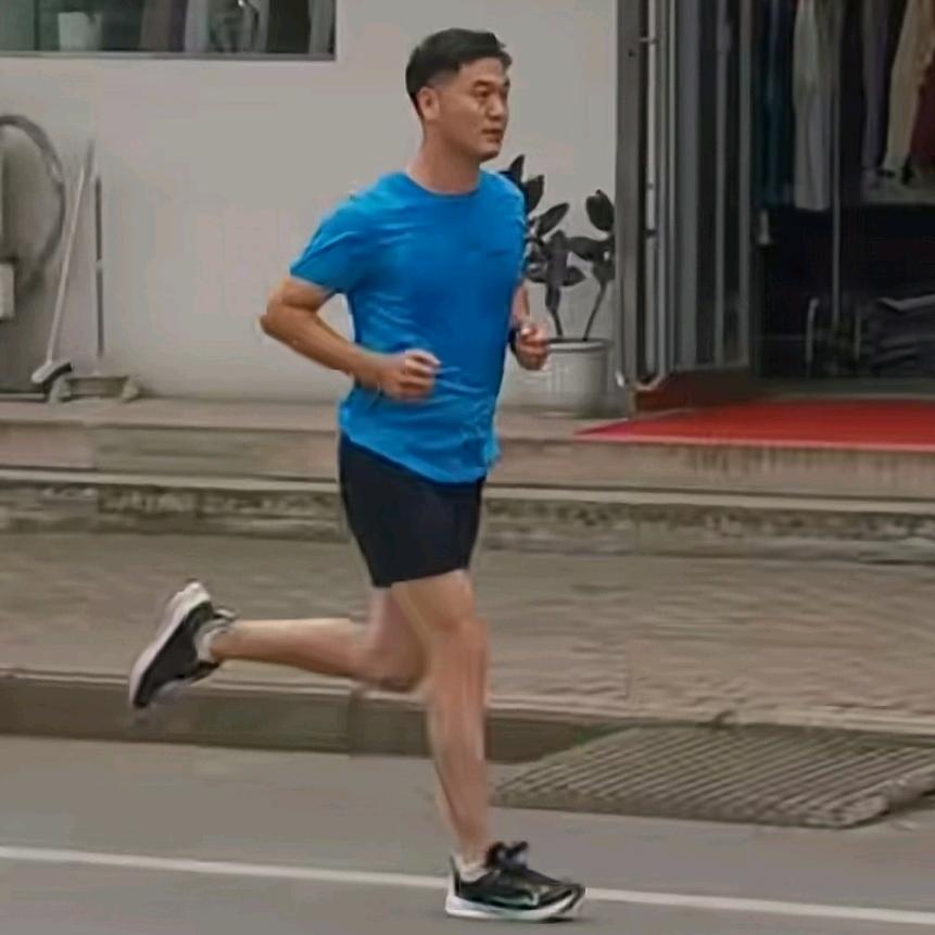 任亚宾跑步