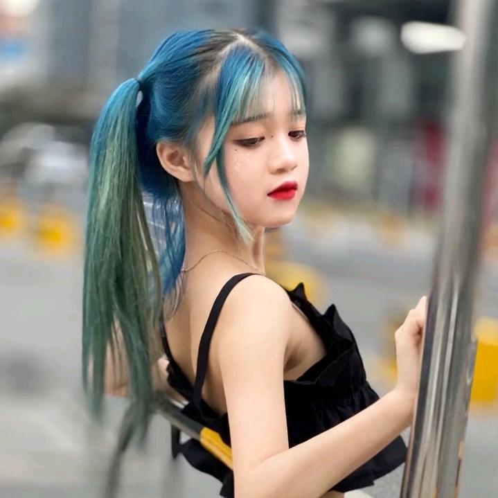 穿着校服进校园