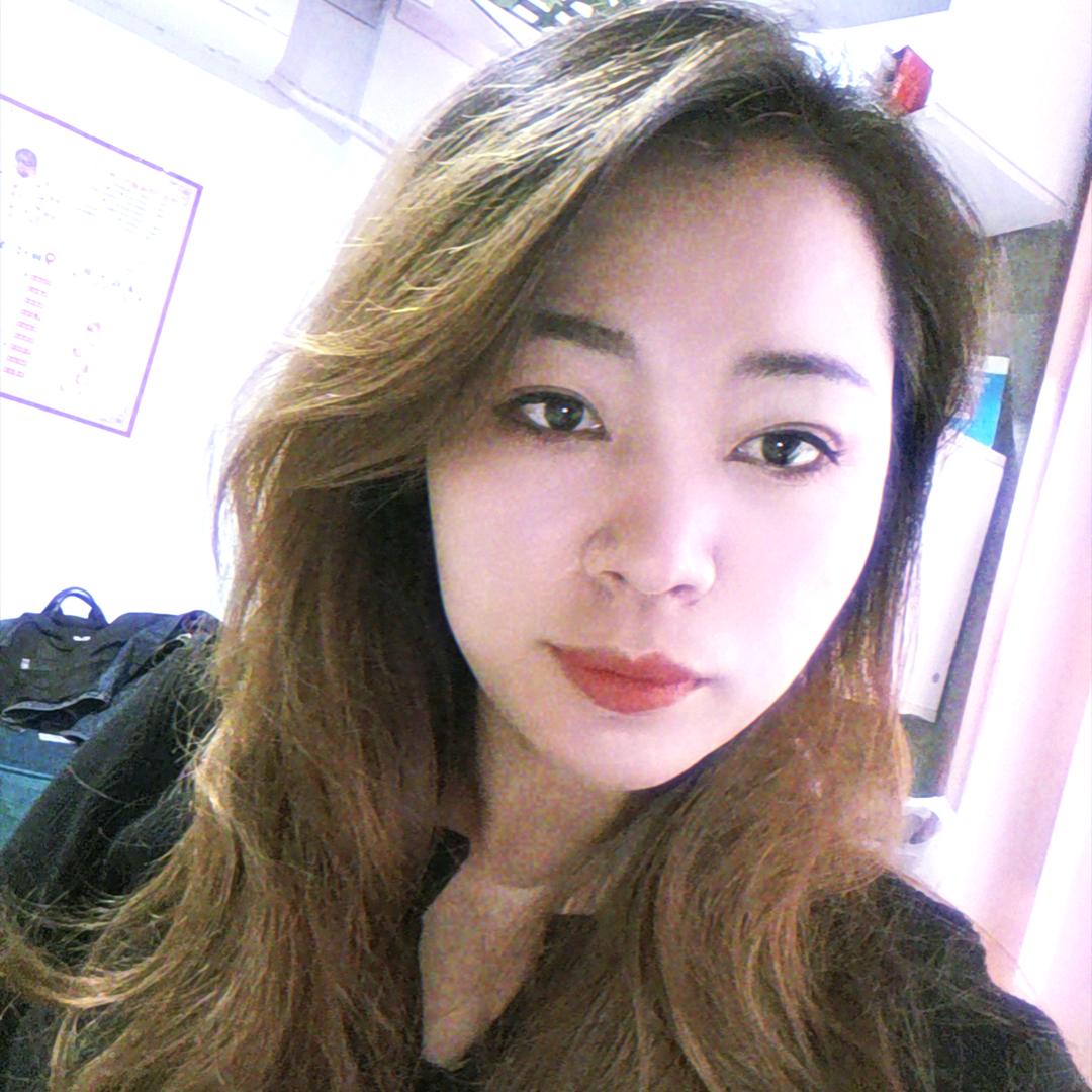 搓指甲的小朋友