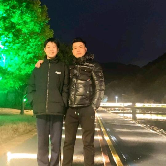 历尽沧桑的老男人。