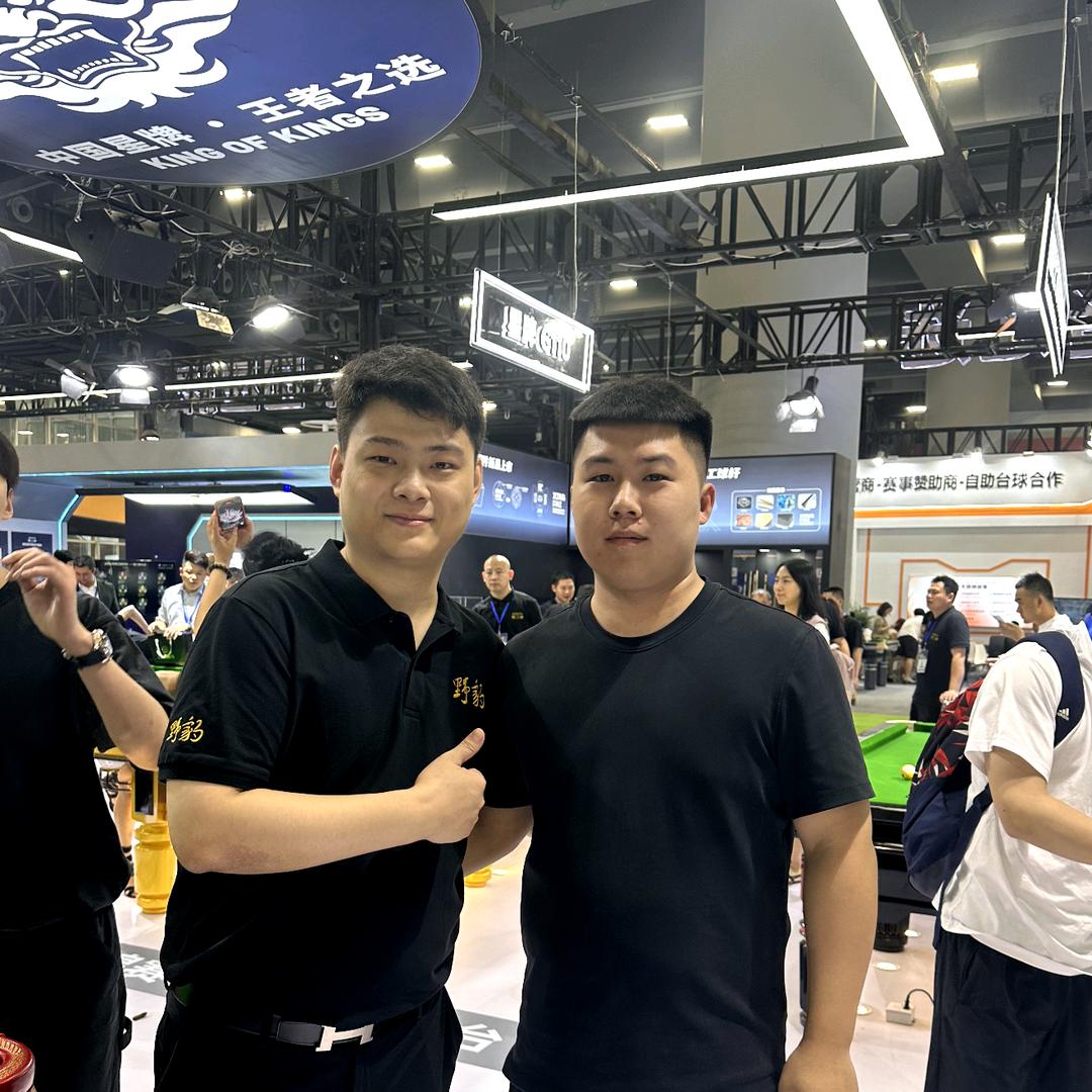 小明左手打台球🎱