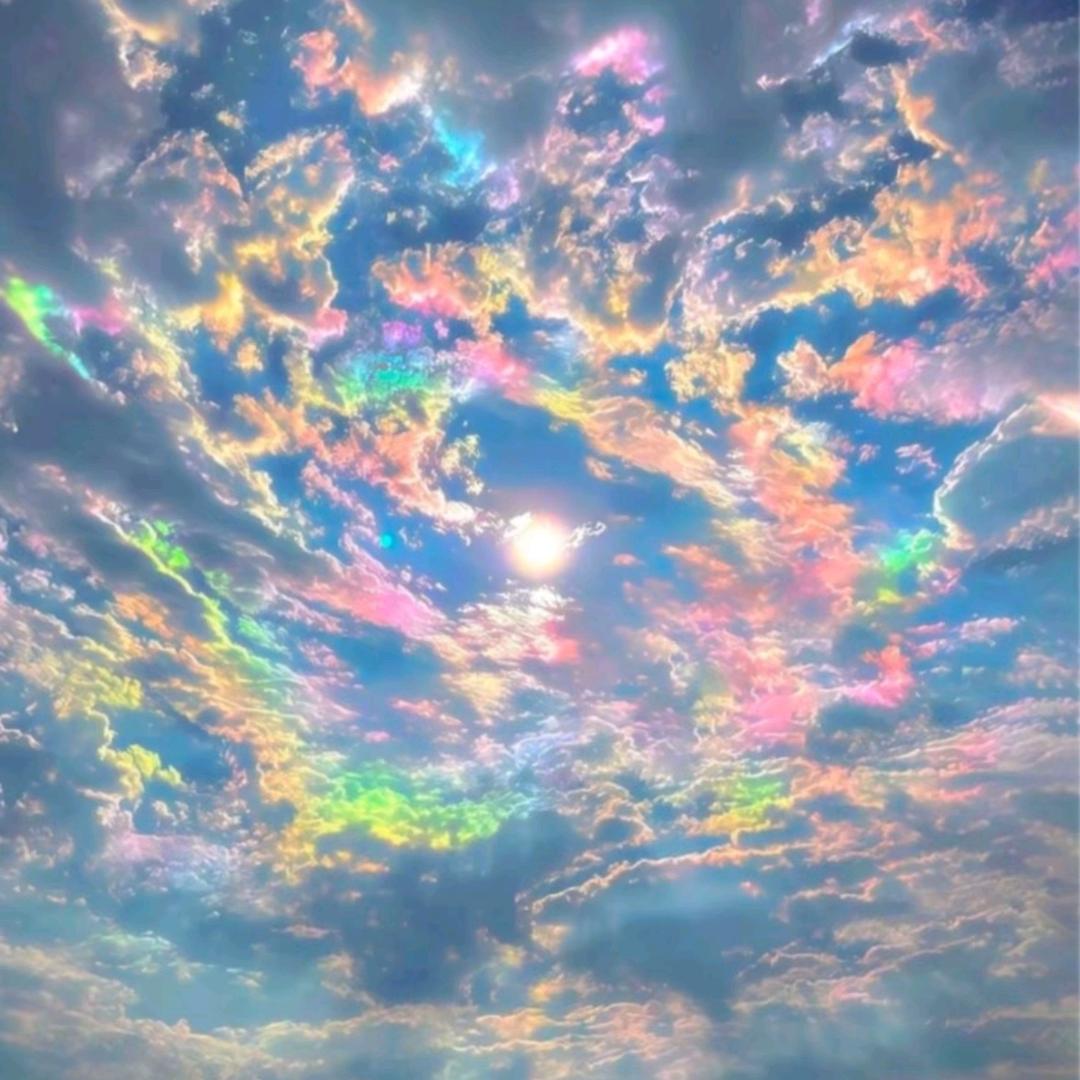 梦幻的灯光照着孤窗暗影