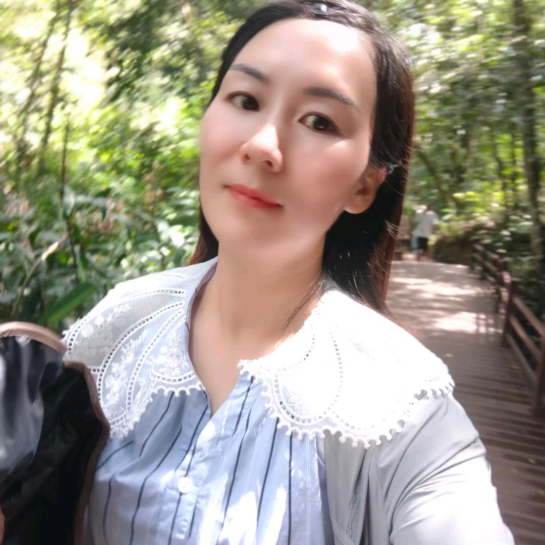 佳佳 爱穿搭
