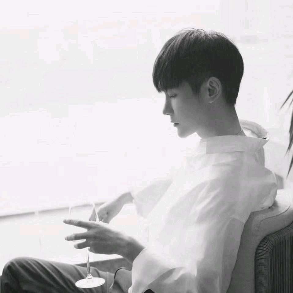 鬼市街的小摊主^_^