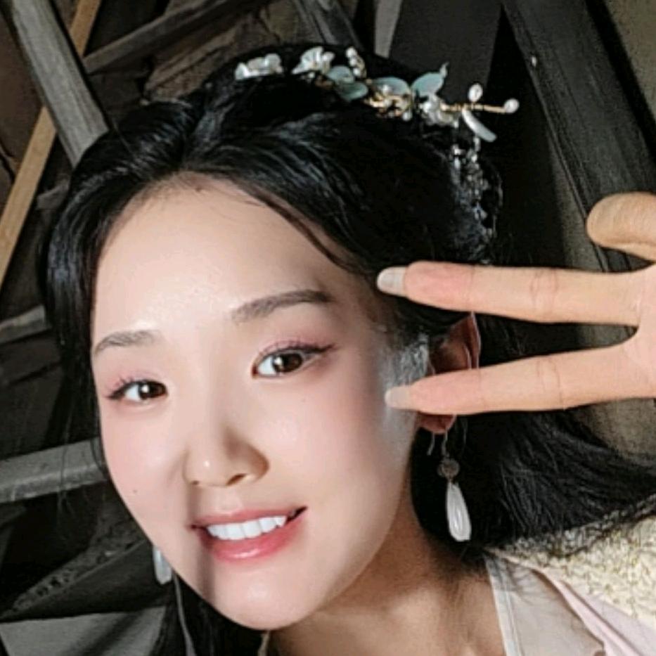 金融甜妹李逸之