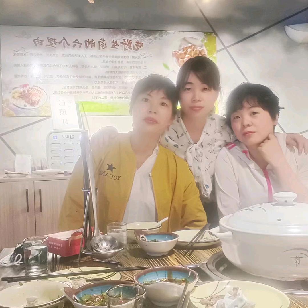 手牵手我们一起走，让我们幸福更美好