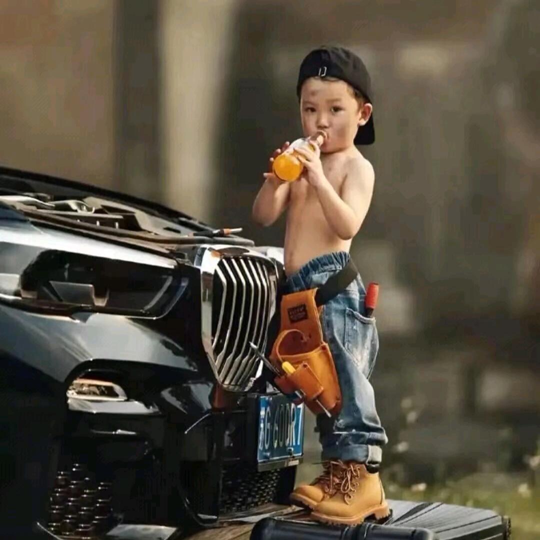 爱笑旳修车南孩