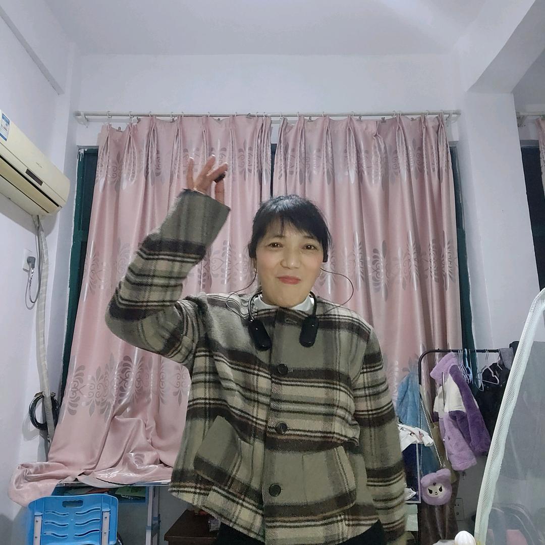 开心果    喜欢唱歌说幽默的话  🎤