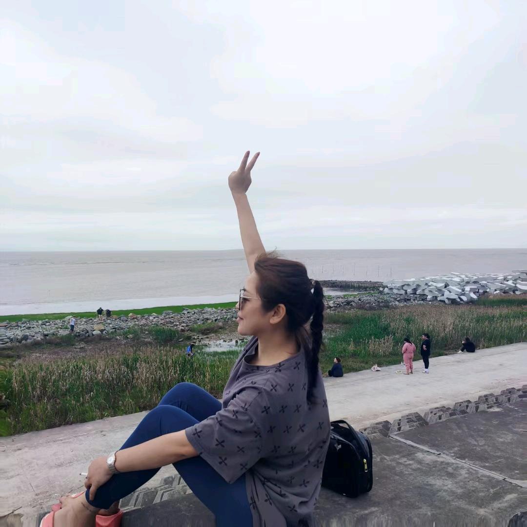 🍀卖猪肉的小妞
