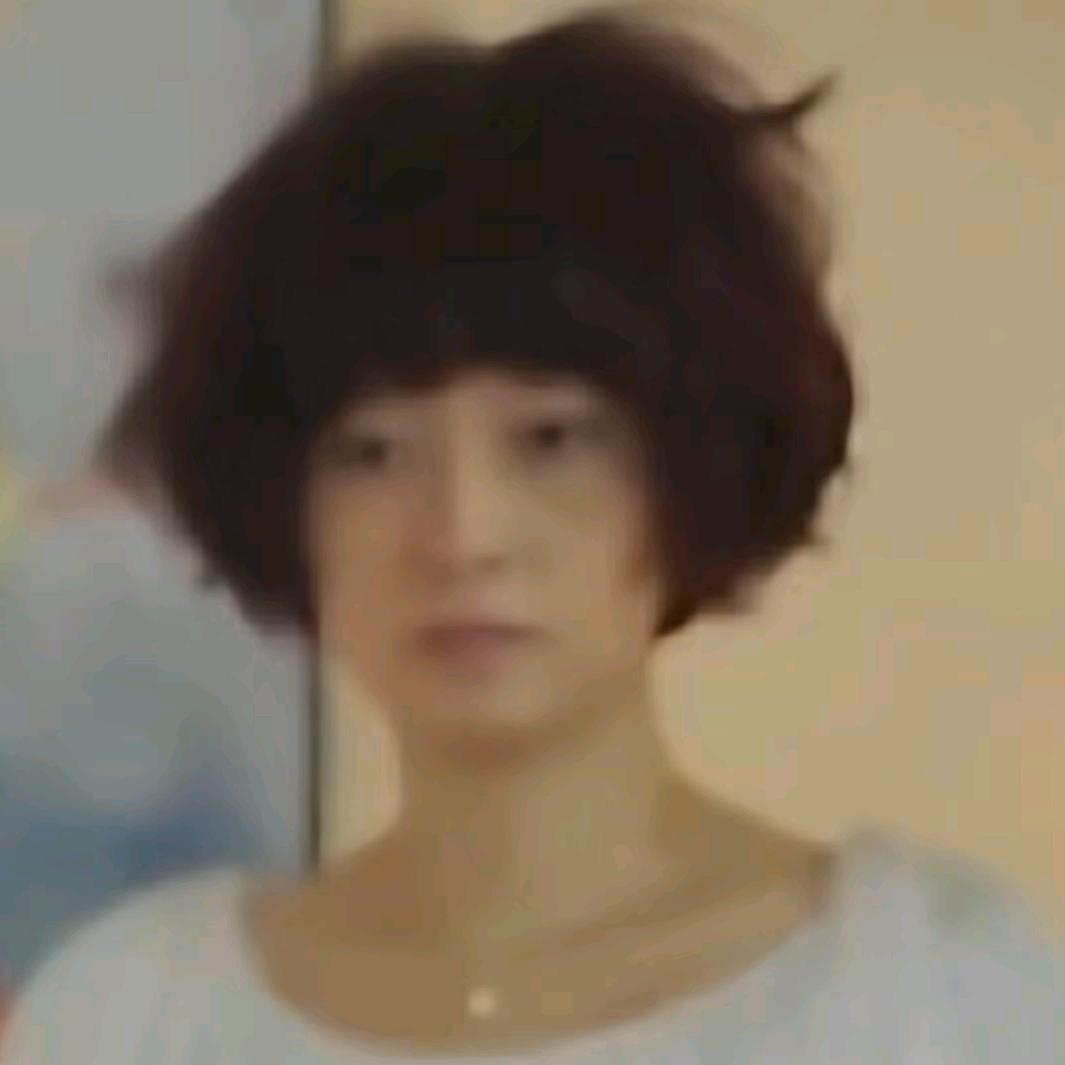 一朵风中摇曳的水仙花