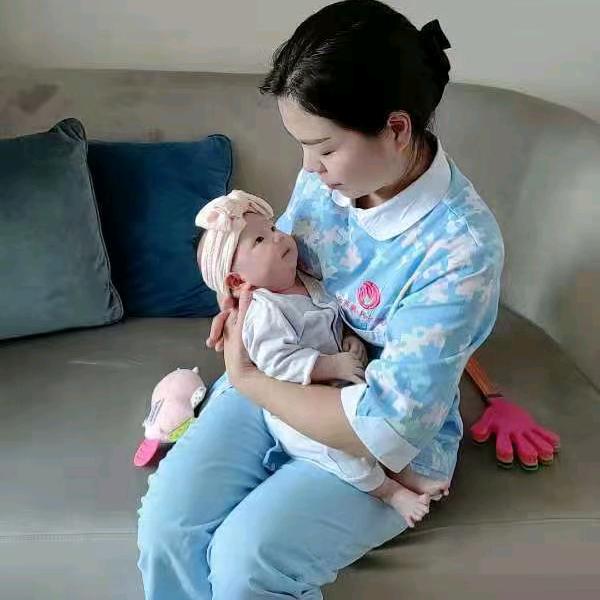 重庆母婴护理月嫂玲姐