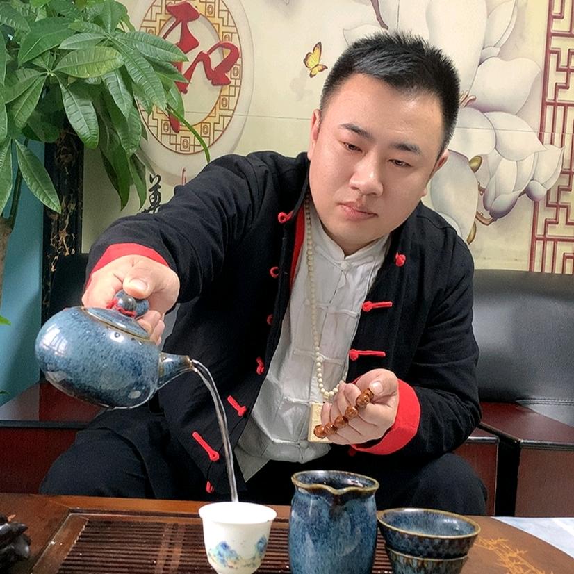 在珲春靖东小区东门的小青年