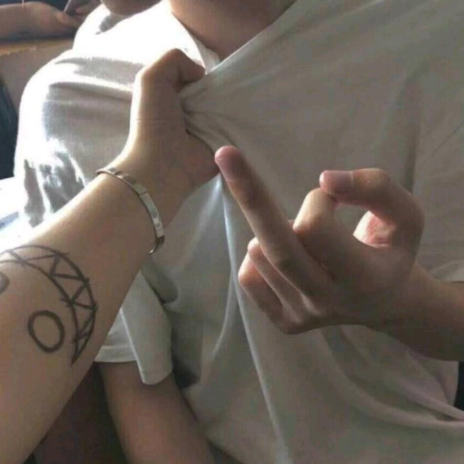 818