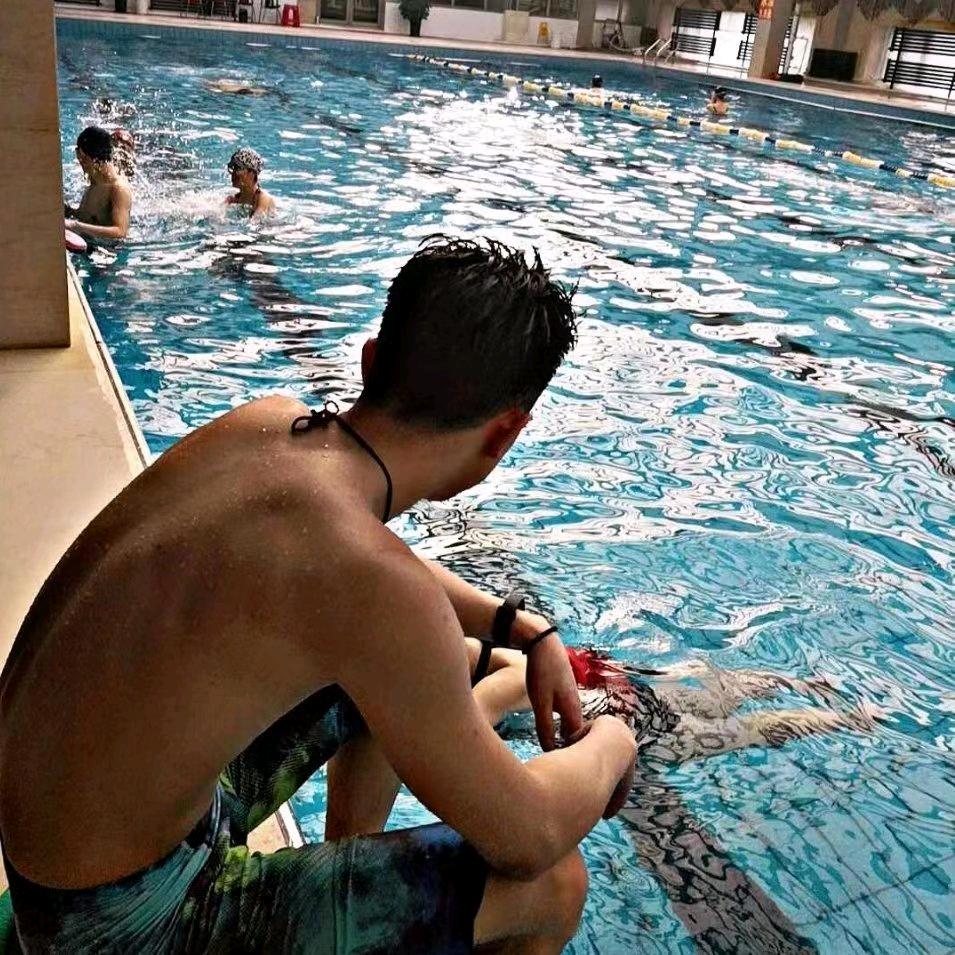 一个认真做泳培的man