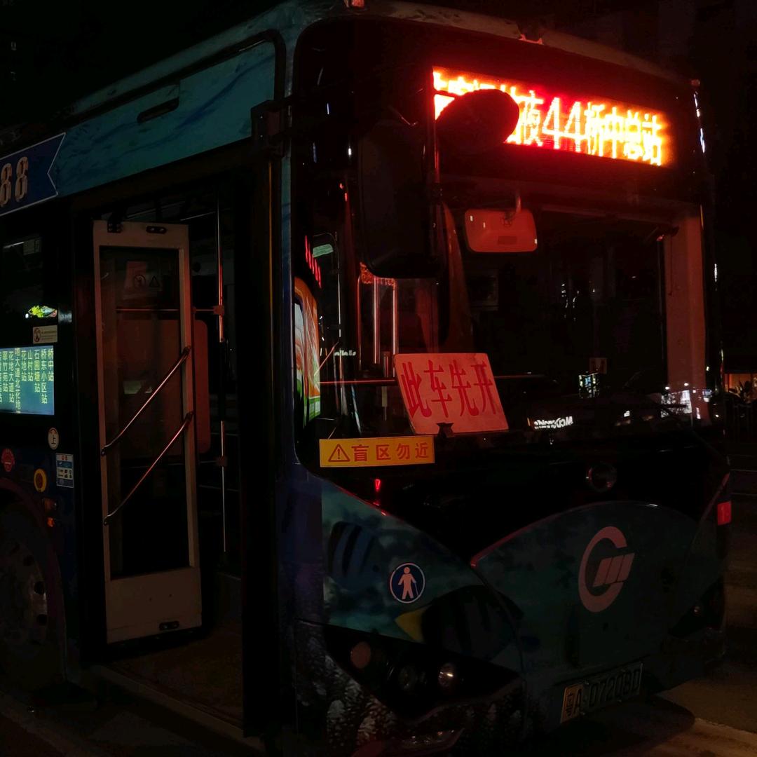 一辆驶出恒福路总站的K9