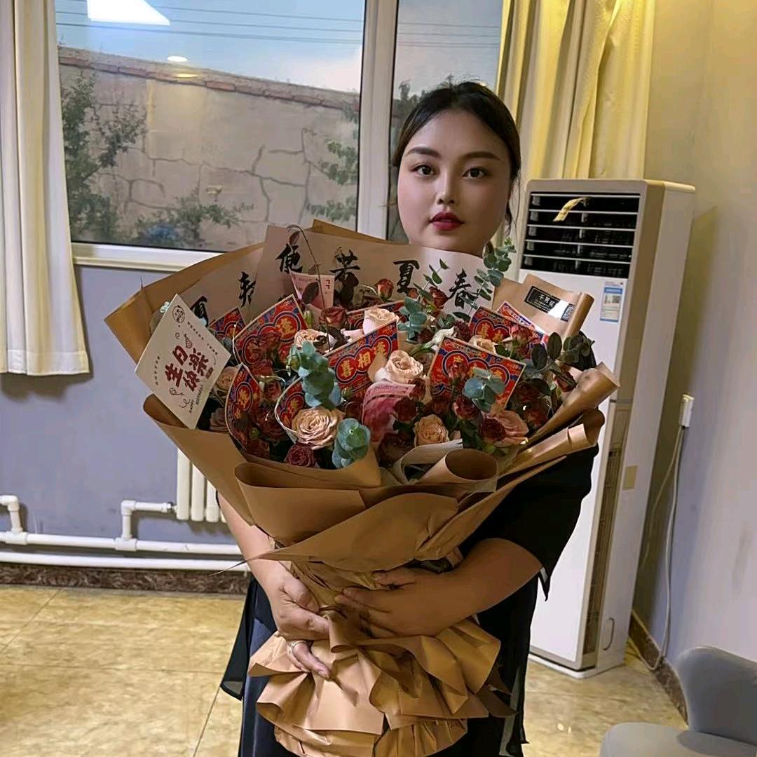 站在废铁堆上的女人
