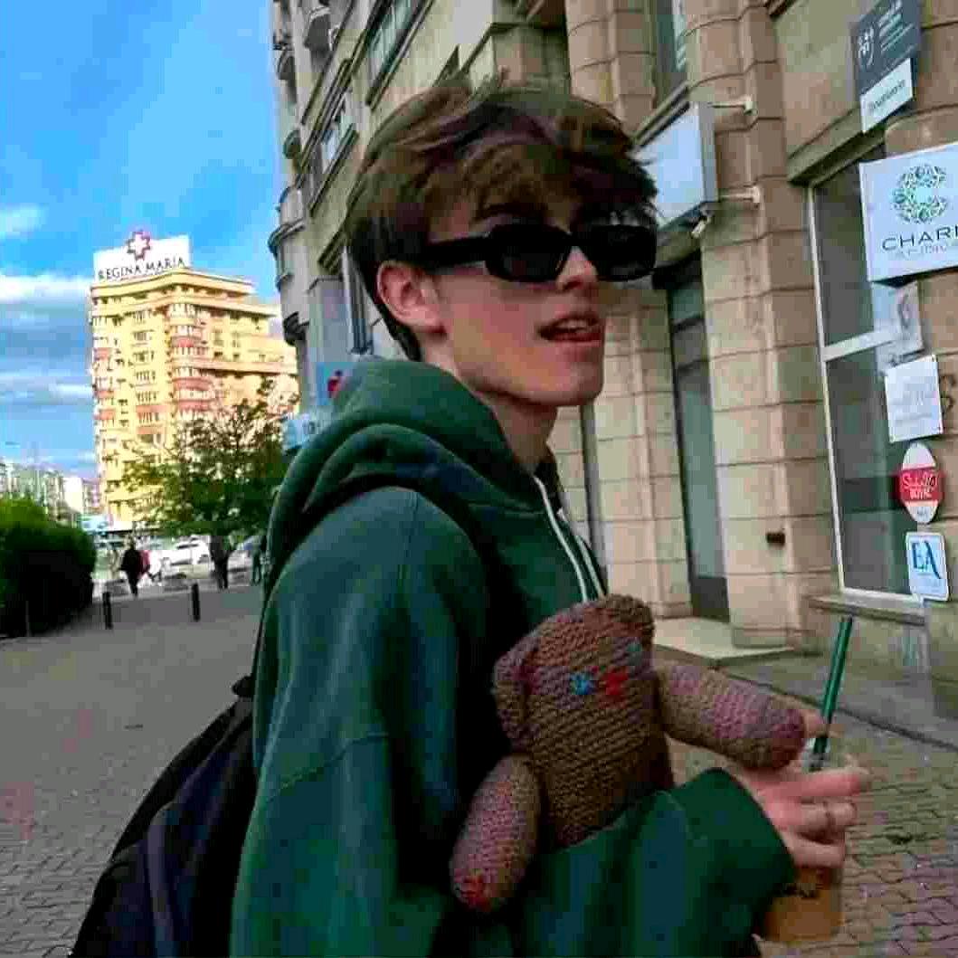 包打羽毛球的跑步哥