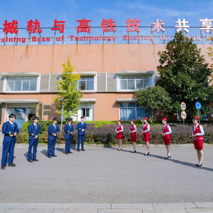 重庆公共运输职业学院-何老师